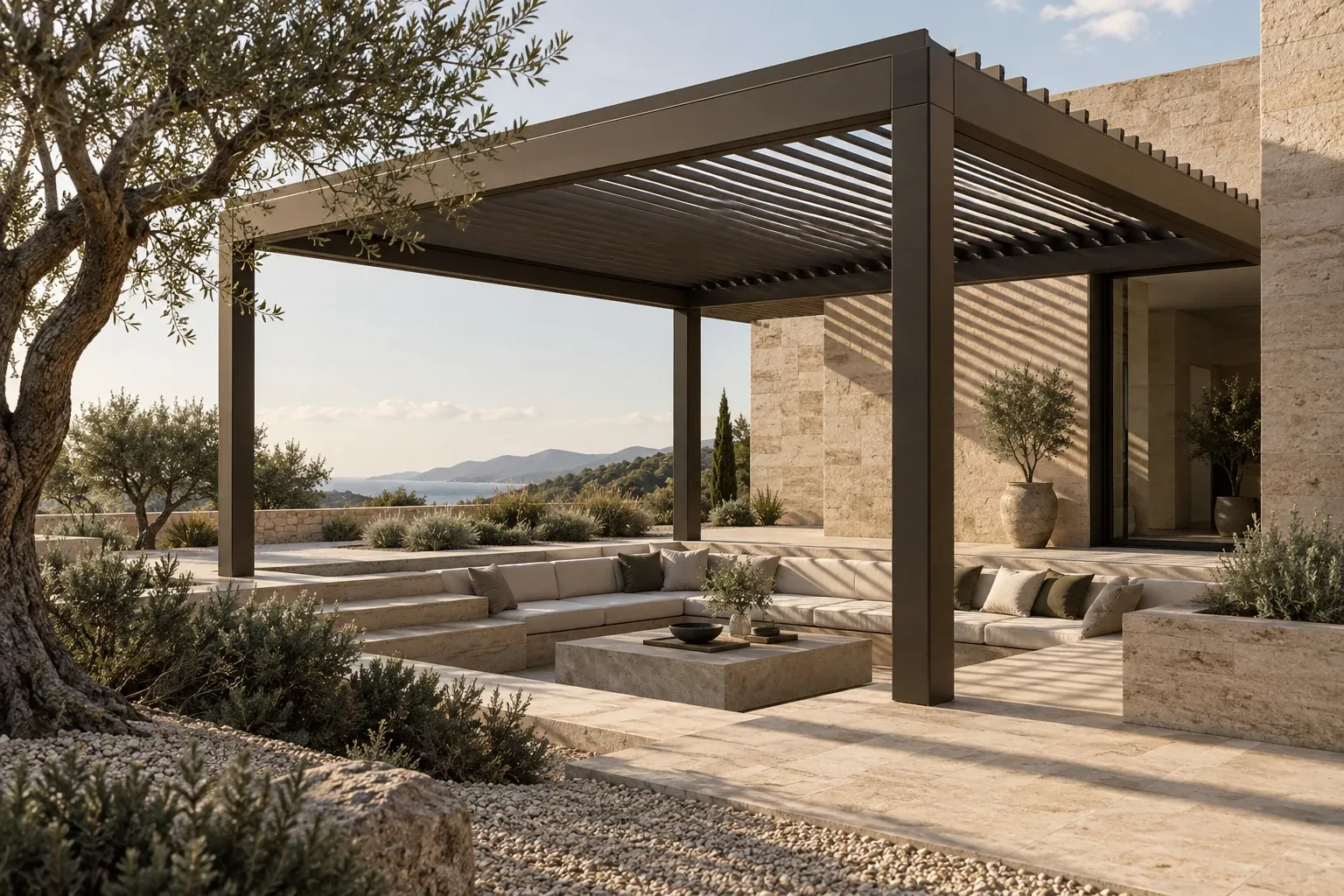 Traverten avluda bronz antrasit lamelleri gölge desenleri oluşturan bioklimatik pergola