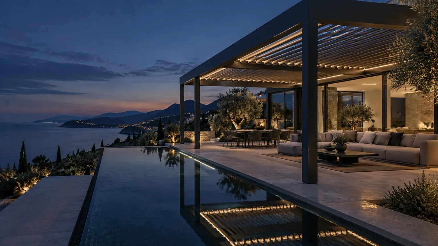 Deniz kıyısındaki çağdaş villada, havuz terasını örten antrasit bioklimatik pergola